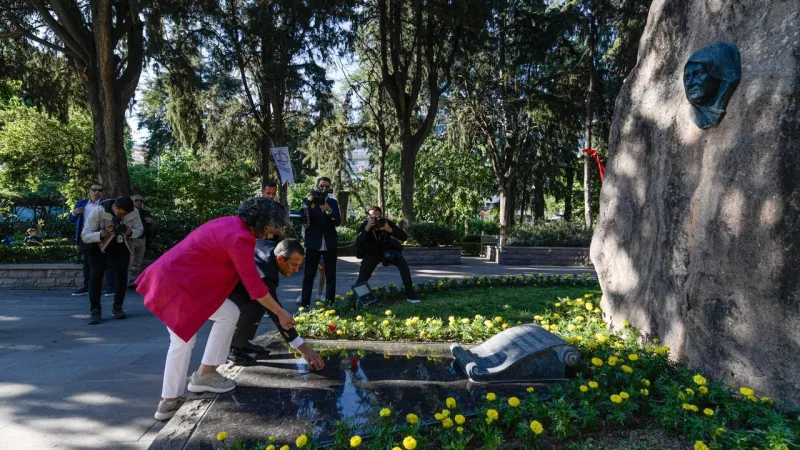Özgür Özel'den Duygulandıran Zübeyde Hanım Ziyareti! İzmir'de Neler Oldu?