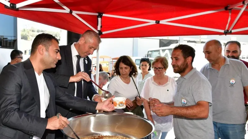 Çiğli'de birlik ve bereket sofrası: Aşure dağıtıldı, vatandaşlar bir araya geldi