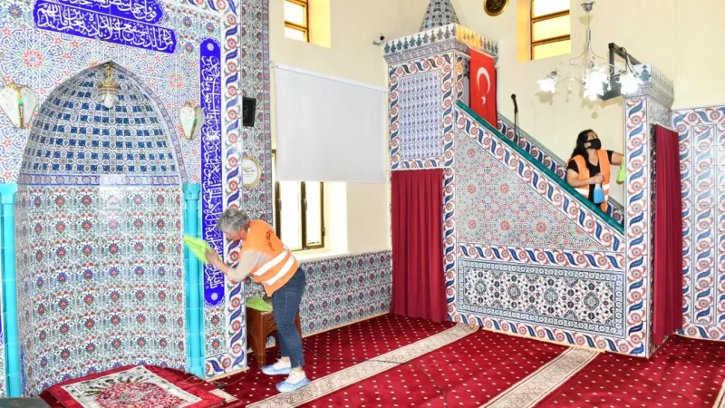 Çiğli'de camiler bayram sabahlarına hazırlanıyor