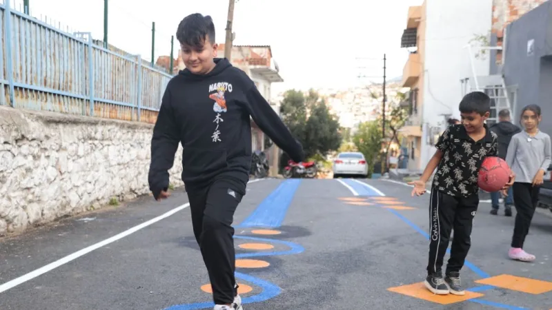 Çocuklar için güvenli ve renkli okul yolu Konak’ta hayata geçti