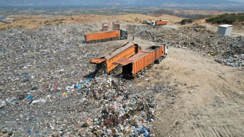 İzmir'de Çöp Krizi! Kara Sinekler Şehri İstila Etti!