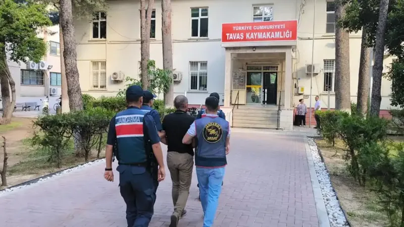 Dedektifler bile şaşkın: İşe gider gibi soygun yaptı, geriye bomboş bir bina kaldı