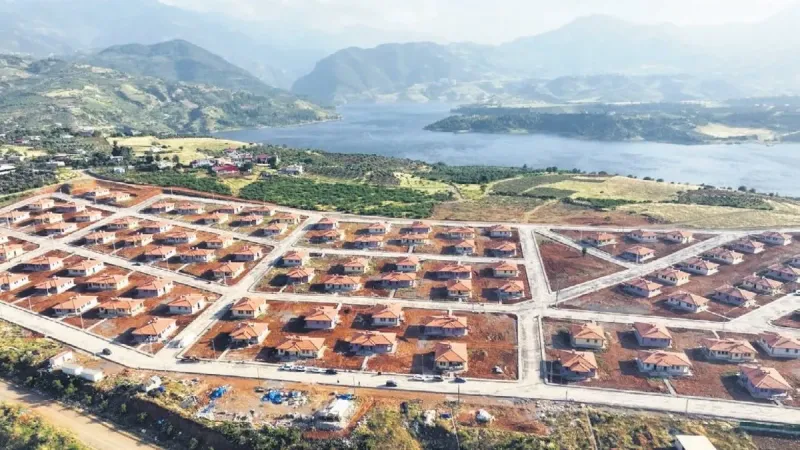 Depremzede vatandaşlara göl manzaralı evleri teslim edildi