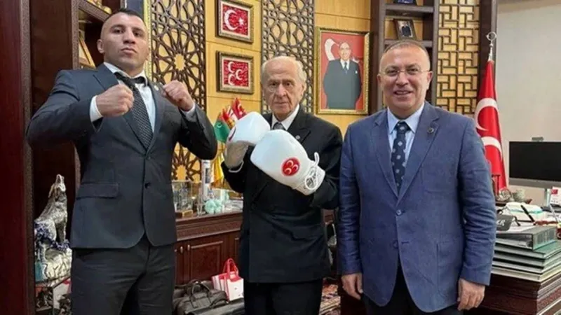 Bahçeli'den Boks Eldivenli Poz! Siyasette Yeni Stil Mi?