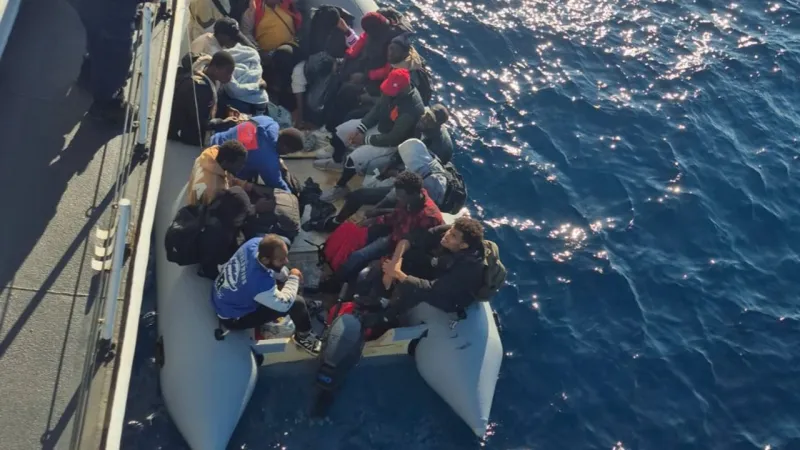 Dikili'de Göçmen Operasyonu! O Anlar Kamerada