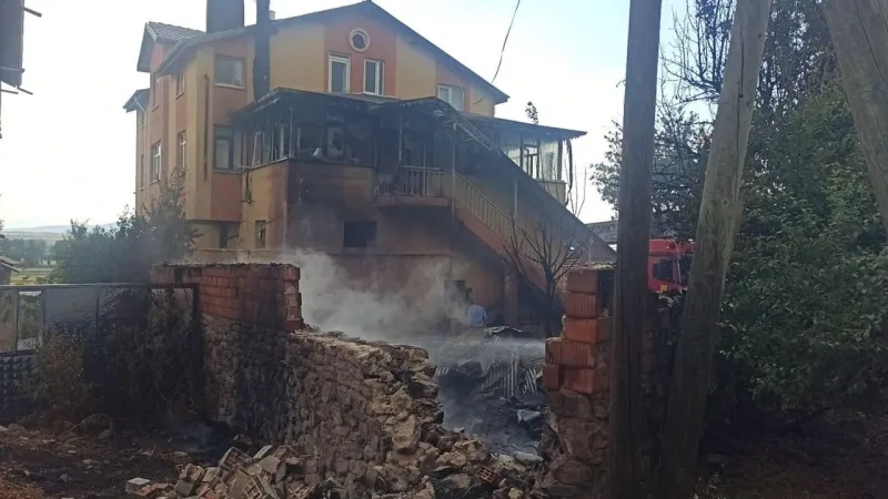 Dikkatsizlik yangına neden oldu: Otları yakarken komşu evini yaktı