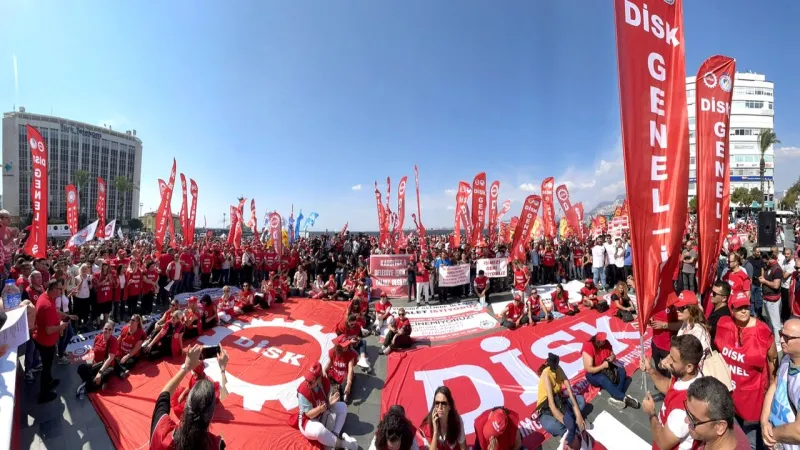 DİSK'ten Büyükşehir'e yanıt: İzmir halkıyla bizi karşı karşıya getirmeyin