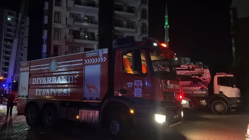 Diyarbakır’da alevlere karşı zorlu mücadele: 13 katlı binadaki yangın kontrol altına alındı