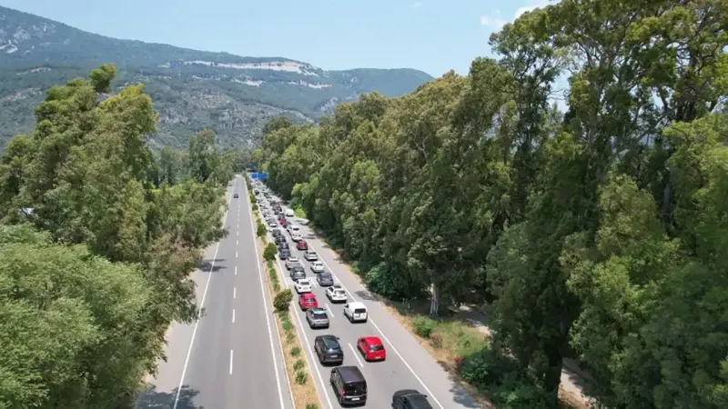 Dönüş çilesi başladı: Ege'nin cennetinde 7 kilometrelik araç kuyruğu