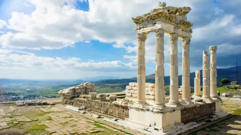 Bergama Akropolü: Dünyanın En Dik Tiyatrosu ve Sırları!