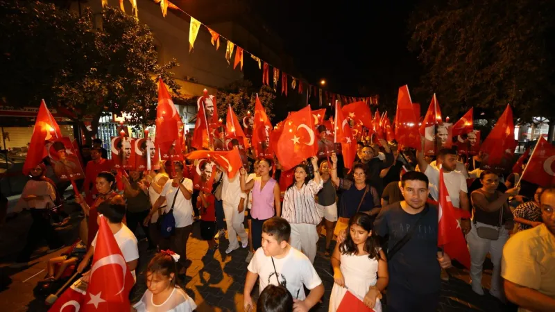 Efes Selçuk'ta Zafer Bayramı Coşkusu: Fener Alayı ile Kutlama Şöleni!