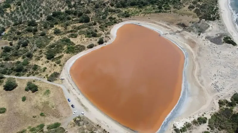Ege'de gizli güzellik: Dünyada sadece 8 tane var, kalp şeklindeki göl, pembe rengi ile hayranlık uyandırıyor