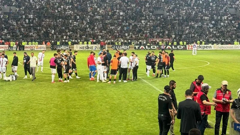 Elazığspor - Vanspor maçında skandal: Tribünden atılan cisim hakemi yaraladı