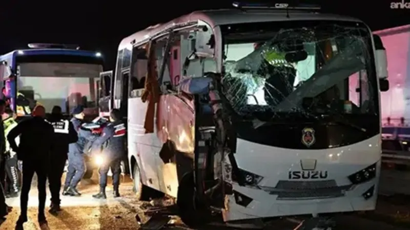 Faciadan dönüldü: Cezaevi nakil aracı kaza yaptı!