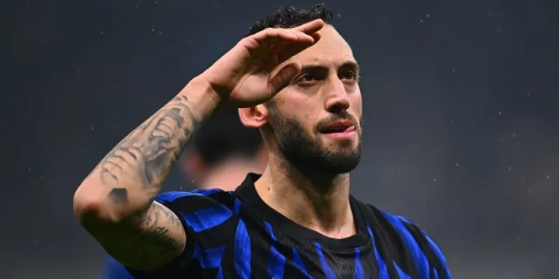 Fenerbahçe'nin eski yıldızına Hakan Çalhanoğlu şoku