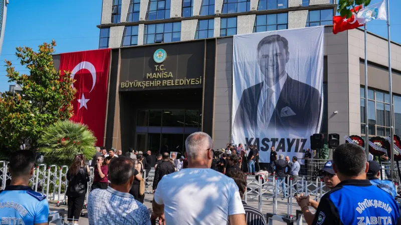 Ferdi Zeyrek’e son veda: Manisalılar başkanlarını belediye önünde uğurladı