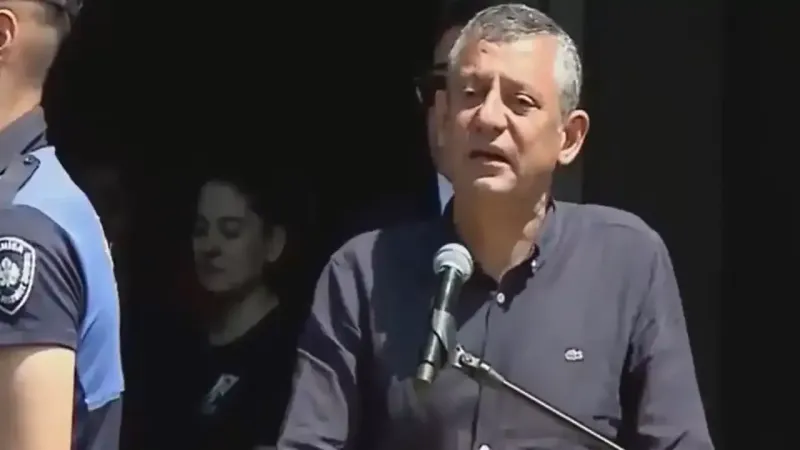 Ferdi Zeyrek'e veda: Özgür Özel gözyaşlarını tutamadı