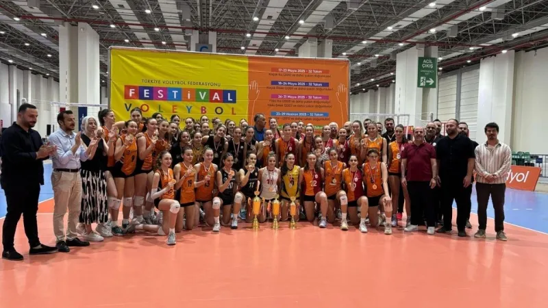 İzmir'de Voleybol Şöleni! Genç Yetenekler Sahada