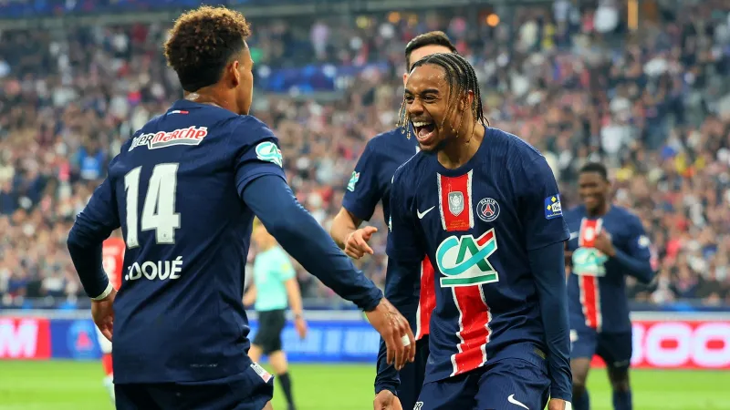 Fransa Kupası'nı PSG müzesine götürdü