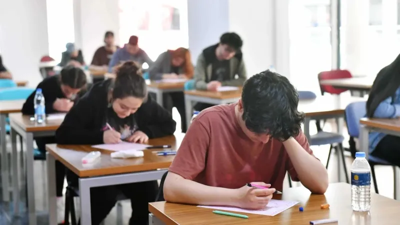 AYT Başladı: Gençler Ter Döktü! Sınavda Neler Yaşandı?
