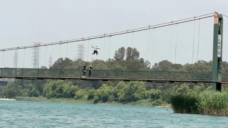 Adana'da Köprüden Ölüm Atlayışı! Gençler Serinlemek İçin Hayatı Tehlikeye Attı