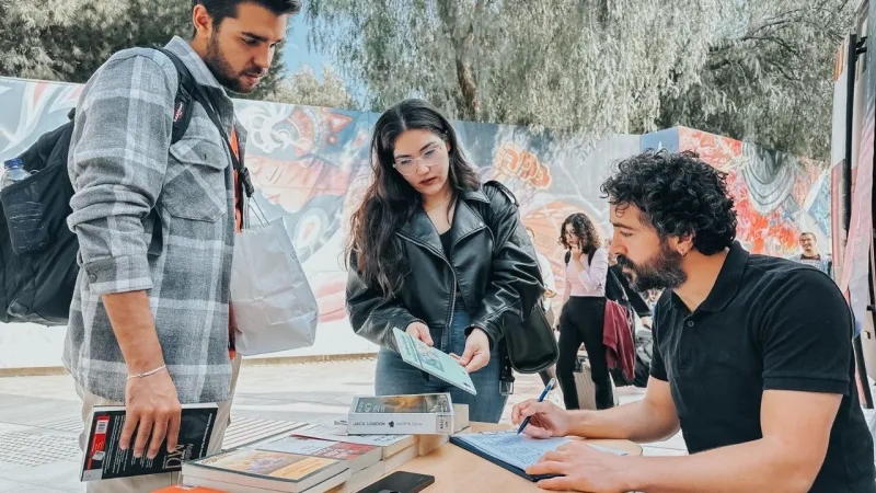 Gezici Kütüphane, Ege Üniversitesi metro durağında öğrencilerle buluşuyor