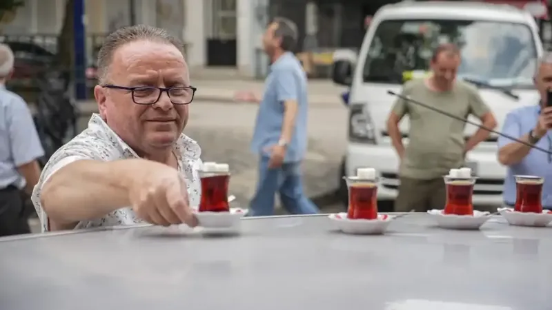 Görenler şoke oluyor: Araba ile çay servisi