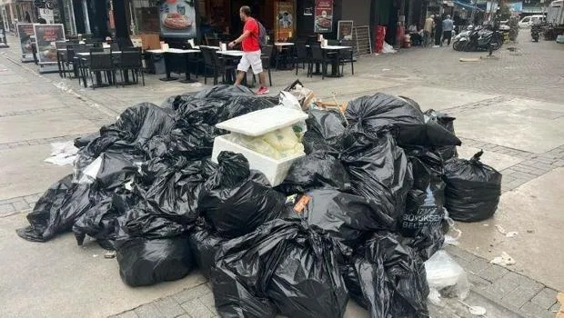Güzel İzmir’de sokaklar çöpe döndü, İzmir Büyükşehir Belediyesi Başkanı Tugay sendikayı masaya davet etti