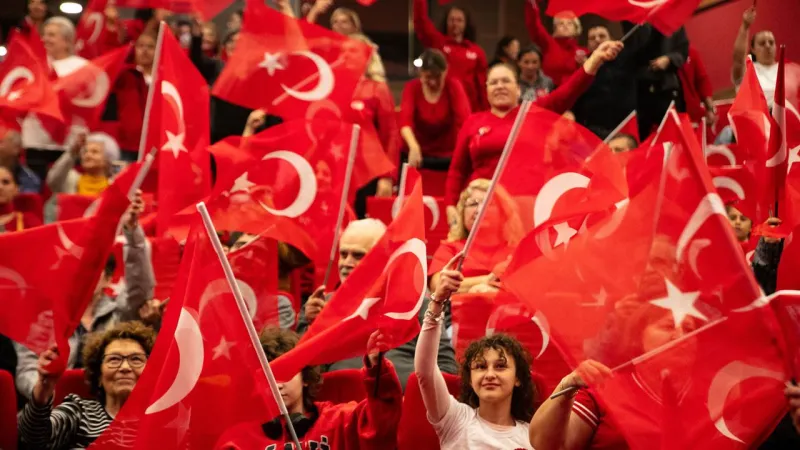 Güzelbahçe’de 102. Yıl coşkusu kortej ve konserle kutlandı