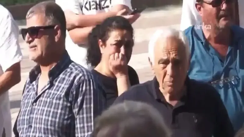 Hastane önünde acı anlar: Ferdi Zeyrek'in ölümü sonrası vatandaşlar gözyaşlarını tutamadı