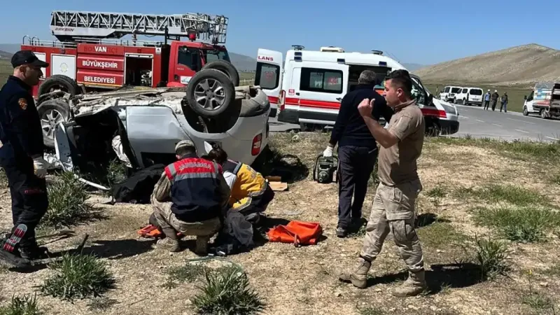 İki araç kafa kafaya çarpıştı: 4 ölü, 2 yaralı