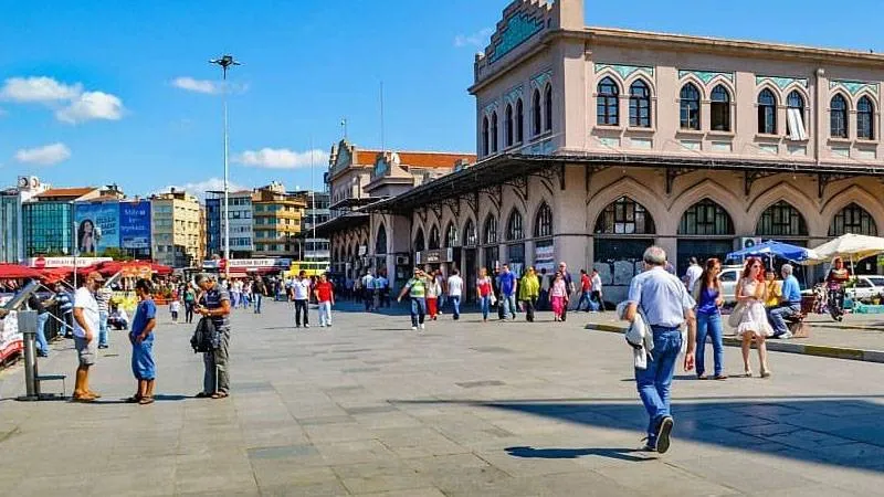 İstanbul Valiliği duyurdu: Kamuya açık alanlarda yüksek sesle müzik dinleyenlere para cezası kesilecek