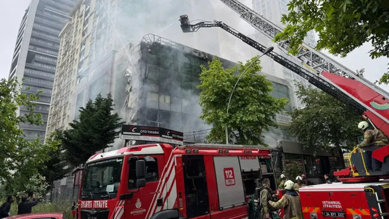 İstanbul yangın paniği: Yüzlerce daire boşaltıldı