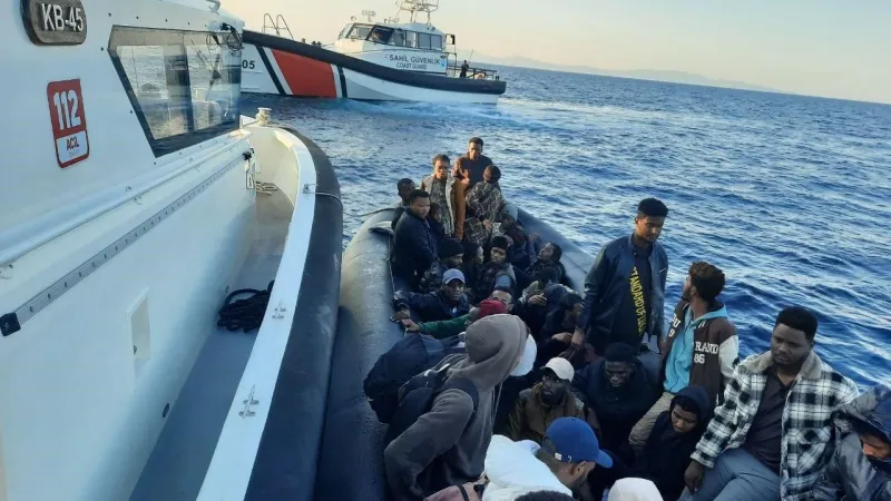 İzmir açıklarında korku dolu anlar: Denizde sürükleniyorlardı, 34 düzensiz göçmen kurtarıldı