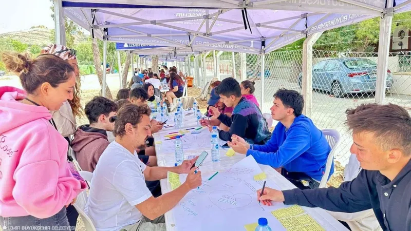 İzmir Büyükşehir Belediyesi ve Foça Belediyesi iş birliğiyle düzenlenen gençlik kampı tamamlandı