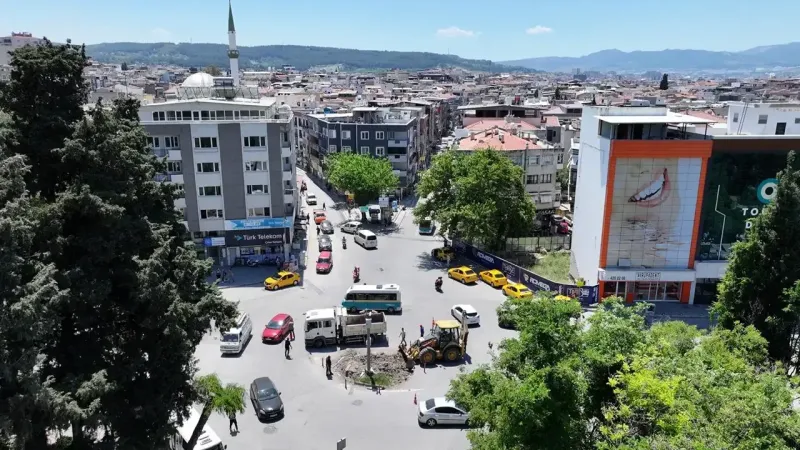 İzmir Büyükşehir kolları sıvadı: Üçkuyular Meydanı'na neşter