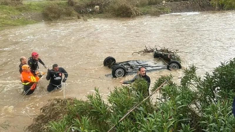 İzmir Foça'yı sel vurdu! 70 yaşındaki Bülent Kaptanoğlu her yerde aranıyor! AFAD Başkanı Pehlivan A Haber'de