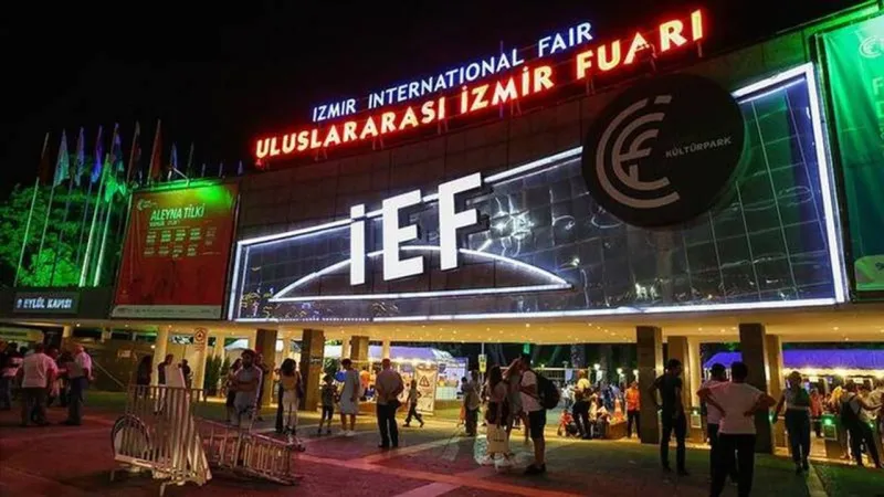 İzmir Fuarı'nda Mama Çarkı! Hediye Kazanmak İçin Kuyruk Oluşturdular