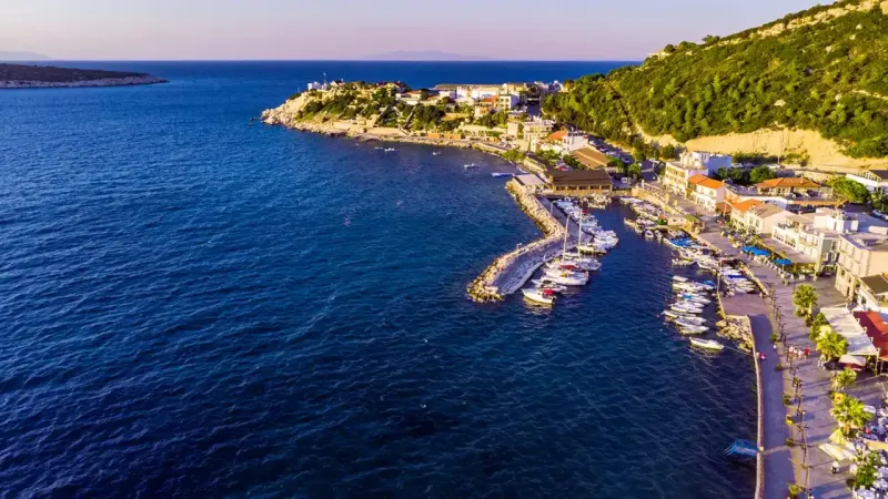 İzmir Karaburun'da icradan satılık bina