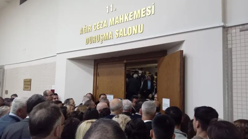 İzmir'de Kooperatif Davası Kaosu! Mahkeme Salonu Dar Geldi, Ortalık Karıştı!