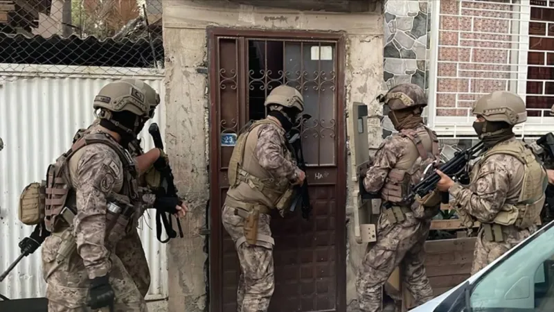 İzmir'de DEAŞ Operasyonu! 9 İlde Şafak Baskını: 14 Gözaltı Şoku