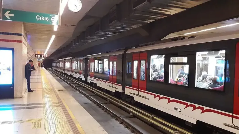 İzmir Metro'da Kriz! Hangi Duraklar Kapandı? ESHOT Devrede!