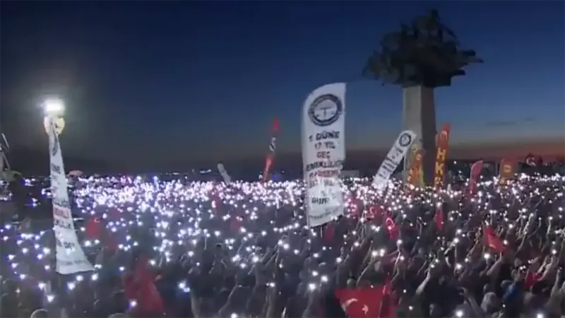 İzmir mitingine damga vuran anlar: Gündoğdu ışıl ışıl oldu