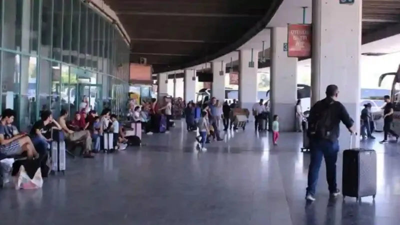 İzmir otogarında bayram yoğunluğu: Ek seferler düzenleniyor