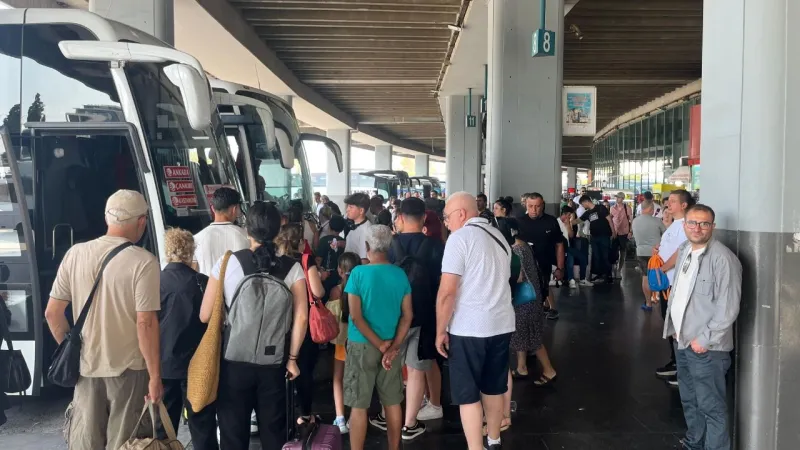 İzmir Otogarı’nda dönüş yoğunluğu: Ek seferler düzenleniyor