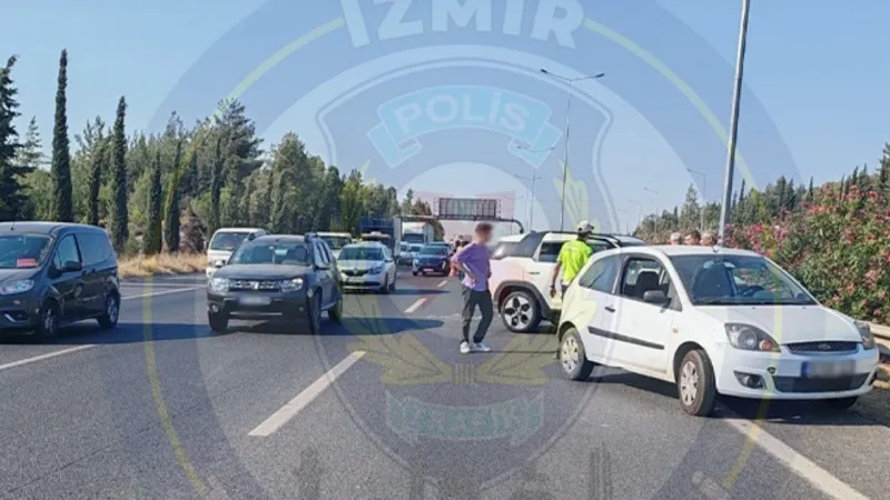 İzmir otoyol üzerinde zincirleme kaza: Trafiği kilitledi