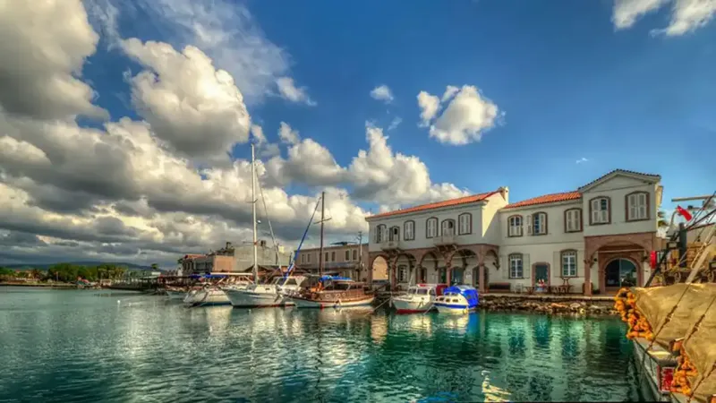 İzmir Urla'da mahkemeden satılık avlulu kargir ev