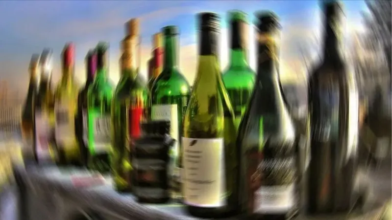 İzmir ve İstanbul'da operasyon: Binlerce litre sahte alkol ele geçirildi