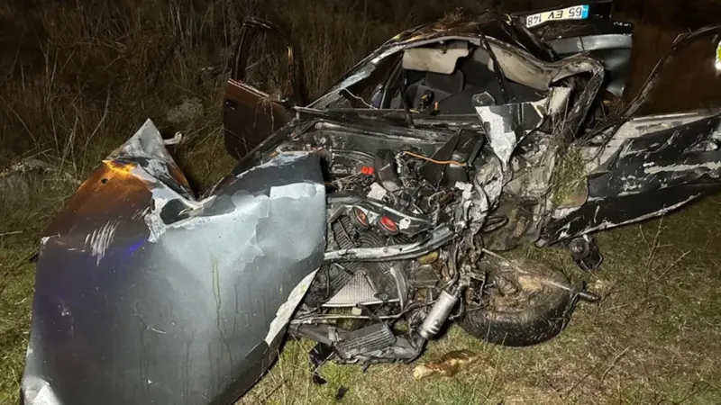 İzmir yolunda otomobil şarampole devrildi: 2 ölü, 1 yaralı