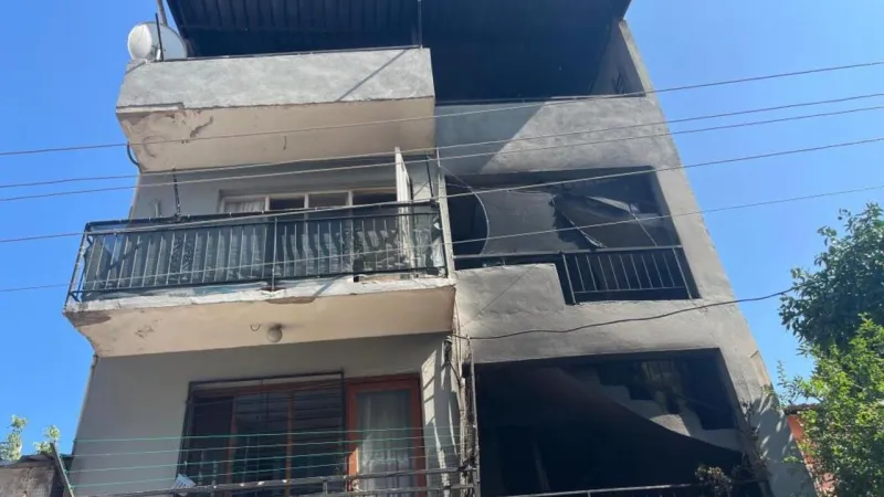 İzmir’de alevler binayı sardı: Bir kişi son anda kurtarıldı